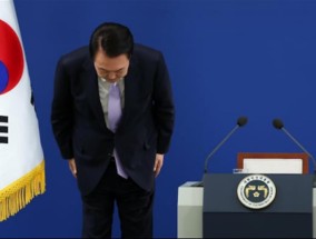 韩国第一夫人被暂停非必要公开活动，尹锡悦向国民鞠躬致歉，其差评率近日升至74.2%